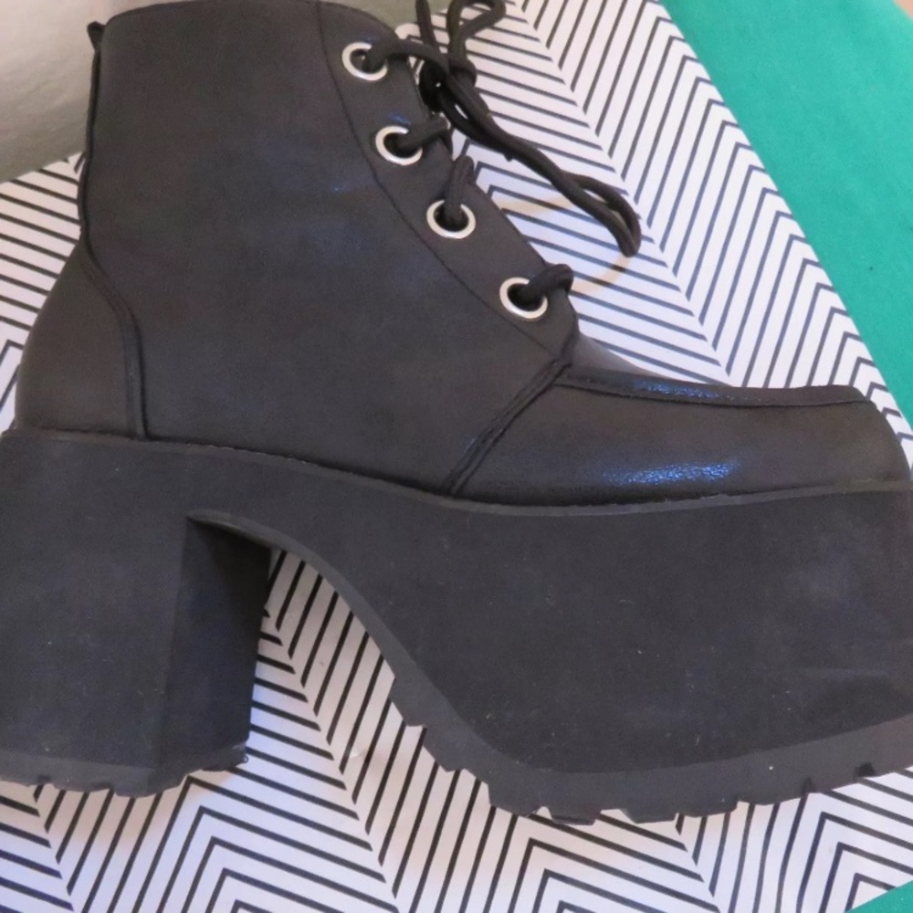 TUK platforms laces 6 women’s boots T.U.K